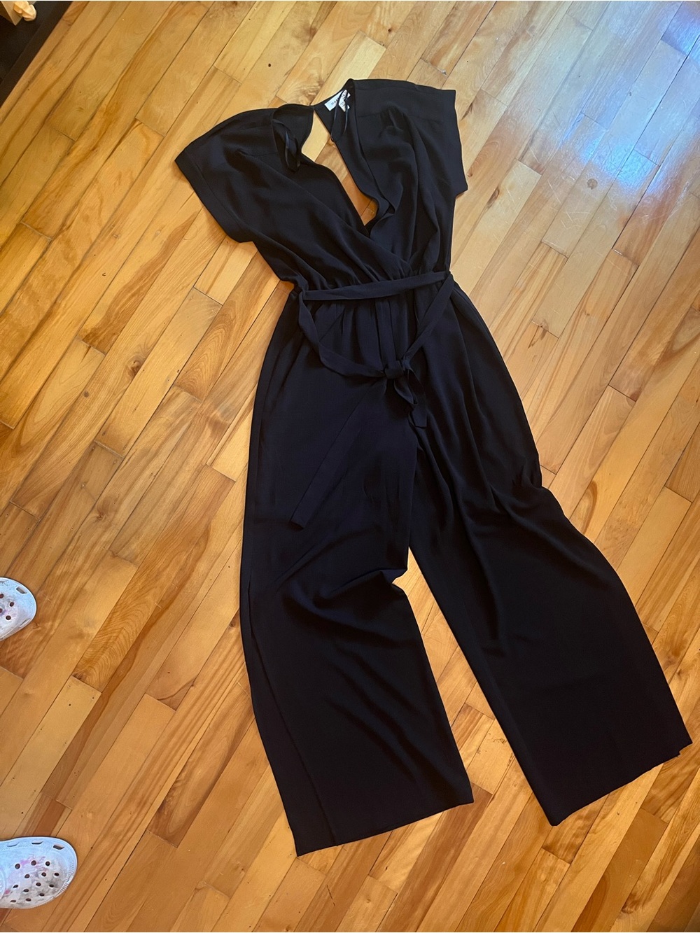 70s Style Women's Black V-Neck Wide-Leg Jumpsuit with Belt